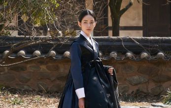 Струящаяся над рекой луна