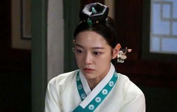 Струящаяся над рекой луна