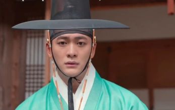 Струящаяся над рекой луна